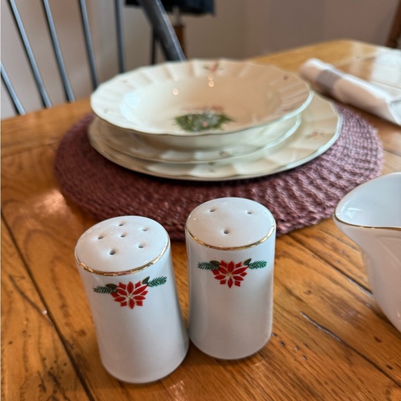 Full set Service for 12 Retired Studio Nova Christmas Dinnerware NWOT - Picture 5 of 13